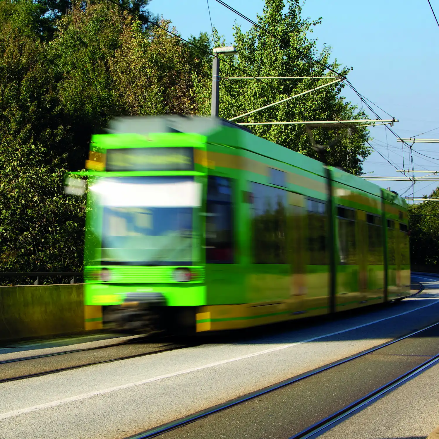 Eine Trambahn fährt schnell durch das Bild